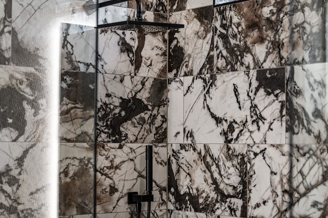 366 Three Oaks Dr, Morganton, GA 30559 - interior details featuring a tile shower