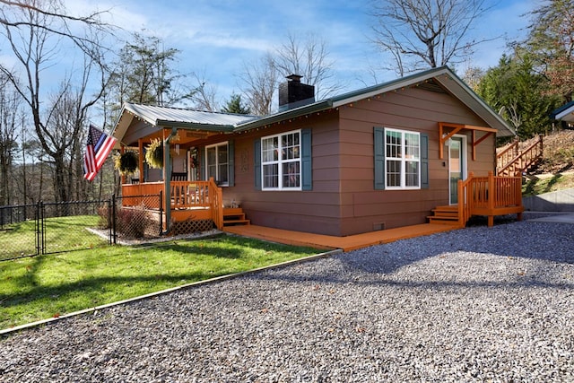 view of front of house featuring a porch and a front lawn