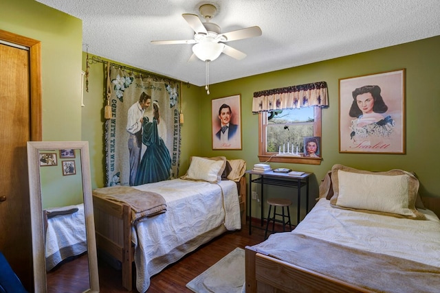 bedroom featuring a textured ceiling, dark hardwood / wood-style flooring, and ceiling fan