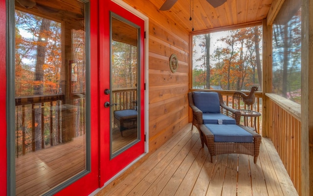 sunroom / solarium with ceiling fan