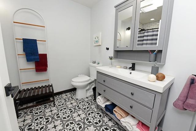 bathroom with a shower with curtain, vanity, and toilet