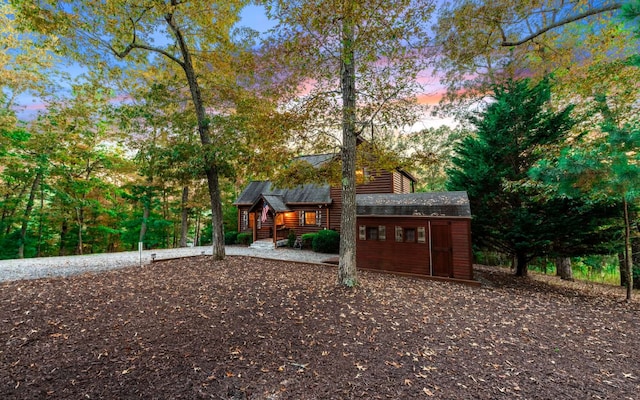 view of yard at dusk