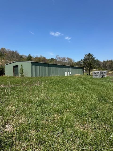 view of yard with an outdoor structure and a pole building