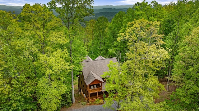drone / aerial view featuring a forest view and a mountain view