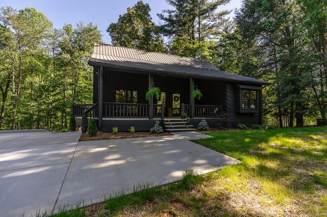 365 Browns Cove Rd, Blue Ridge, GA 30513 - view of front facade with covered porch, metal roof, and a front lawn