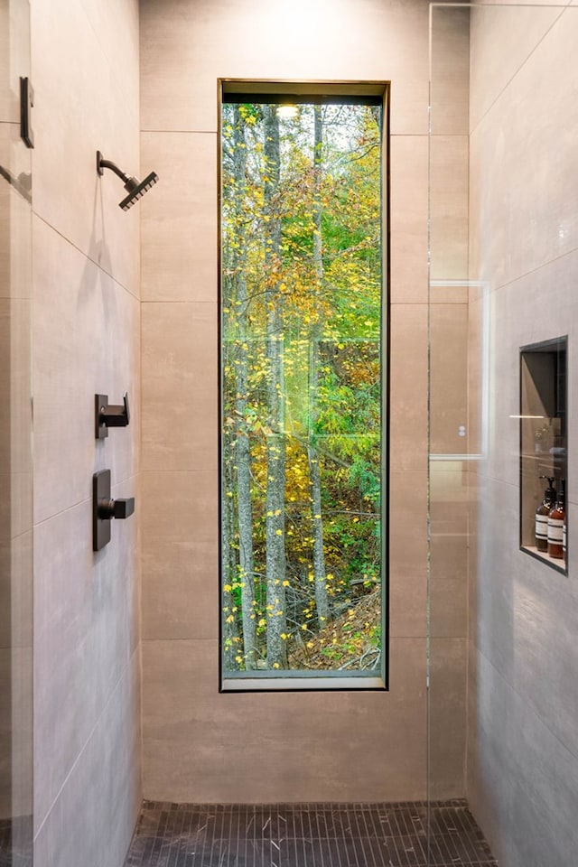 full bathroom featuring a tile shower