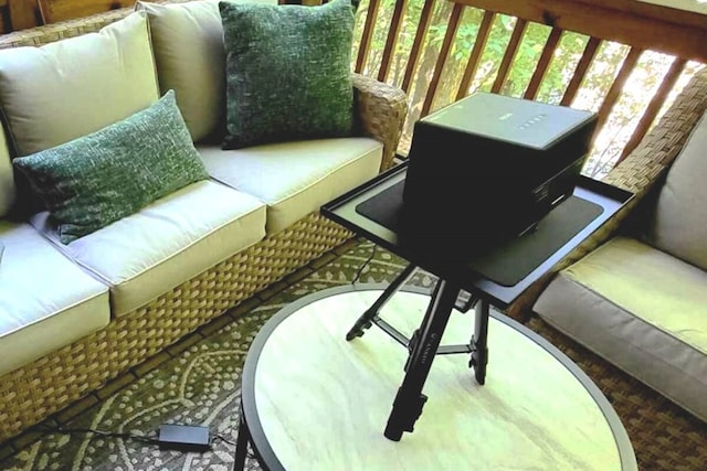 balcony featuring an outdoor hangout area