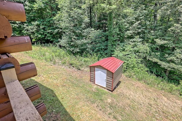 view of yard featuring a storage shed