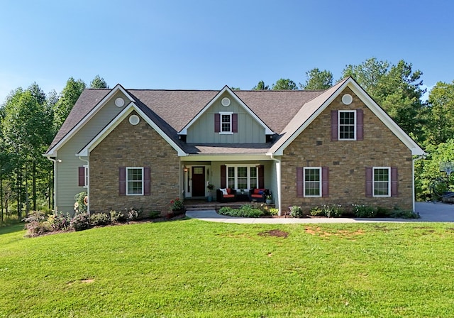 craftsman house with a front lawn