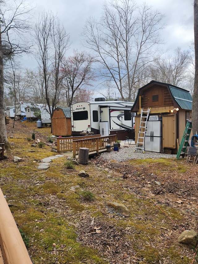 view of yard featuring a shed and an outbuilding