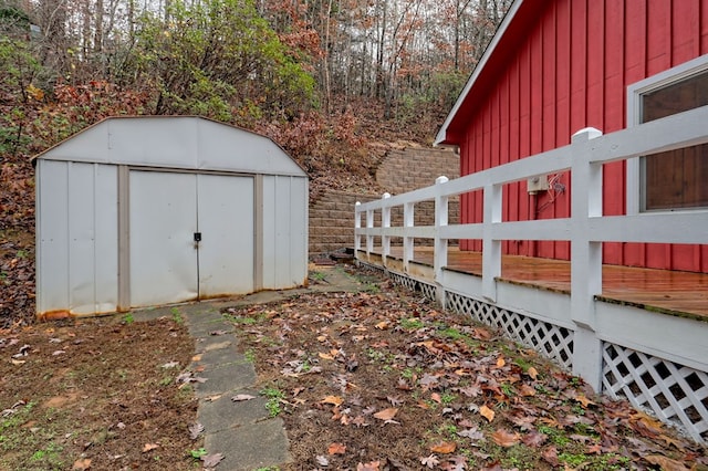 view of yard featuring a shed