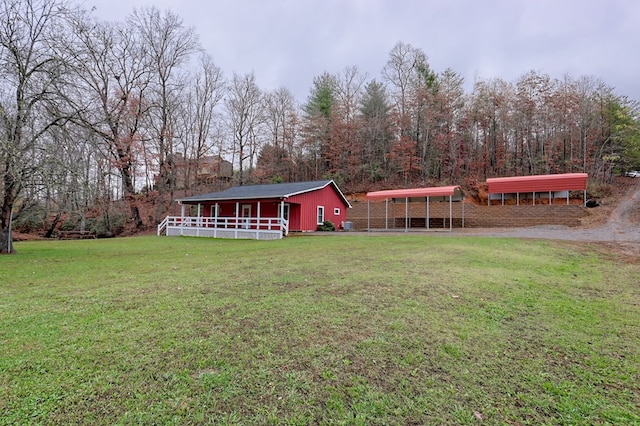 view of yard featuring an outbuilding