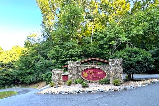 view of community / neighborhood sign