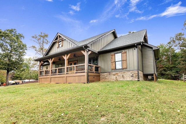 view of front of house featuring a front yard and ceiling fan