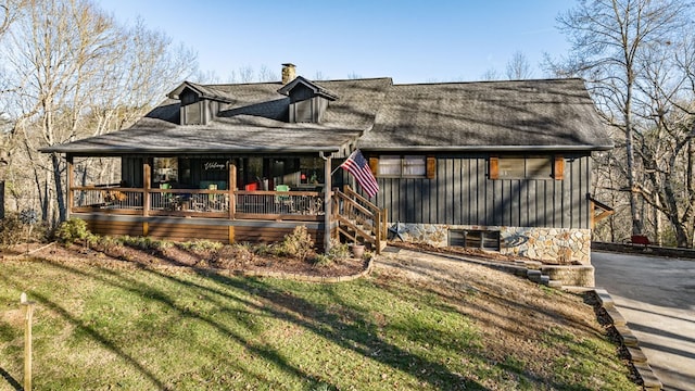 view of front of home with a front lawn and a porch