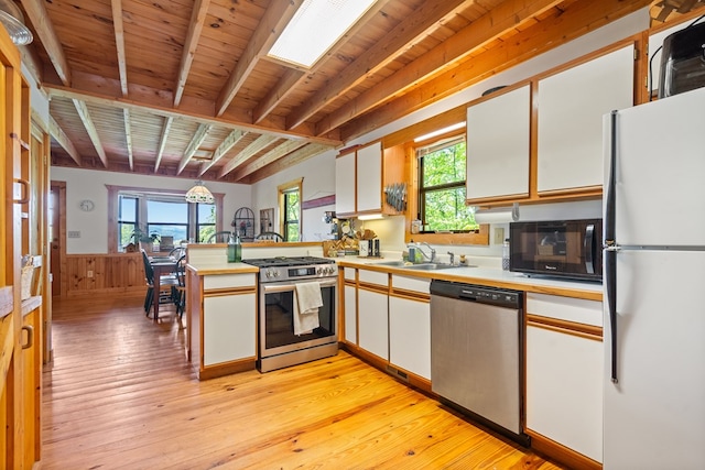 127 Berry Reister Dr, Blairsville, GA 30512 - kitchen with appliances with stainless steel finishes, a sink, a peninsula, light countertops, and wainscoting
