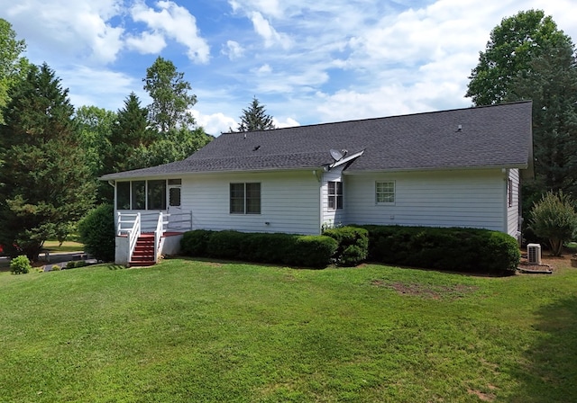 back of house featuring a lawn