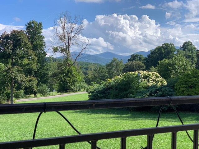 view of home's community featuring a rural view