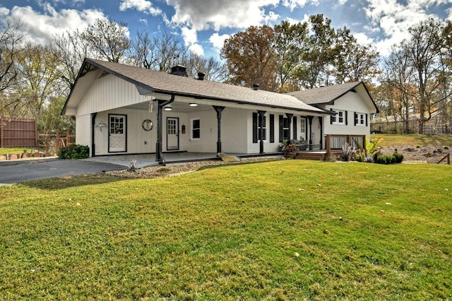 view of front facade featuring a front lawn