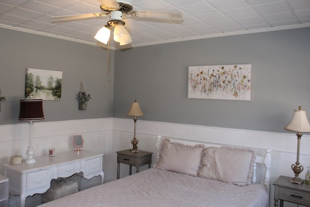 bedroom featuring crown molding and ceiling fan