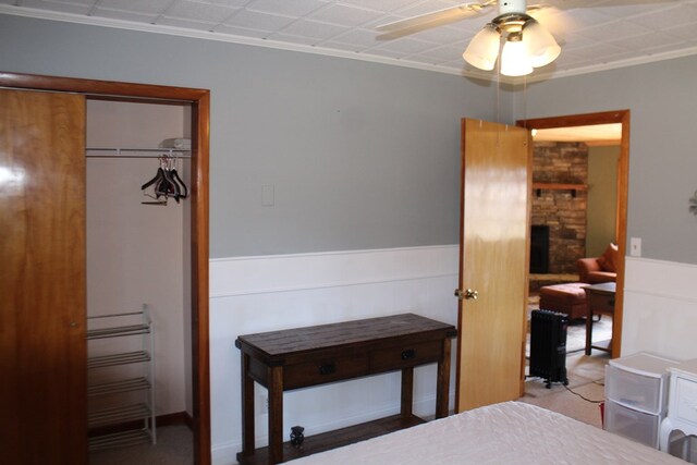 bedroom featuring crown molding, ceiling fan, and a closet