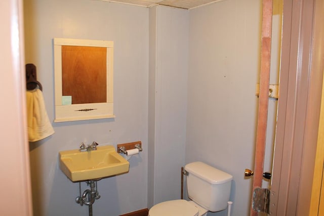 bathroom featuring sink and toilet