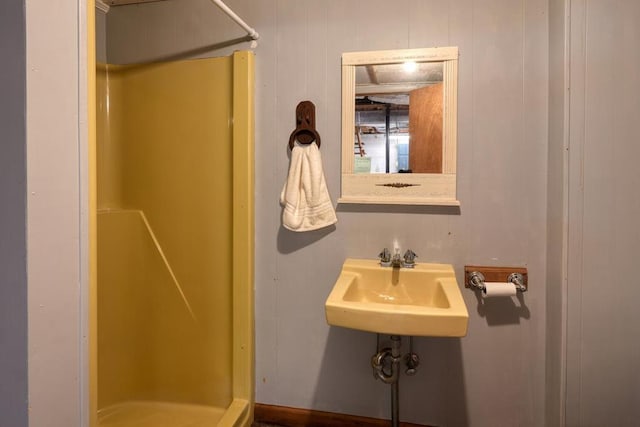 bathroom featuring sink and a shower