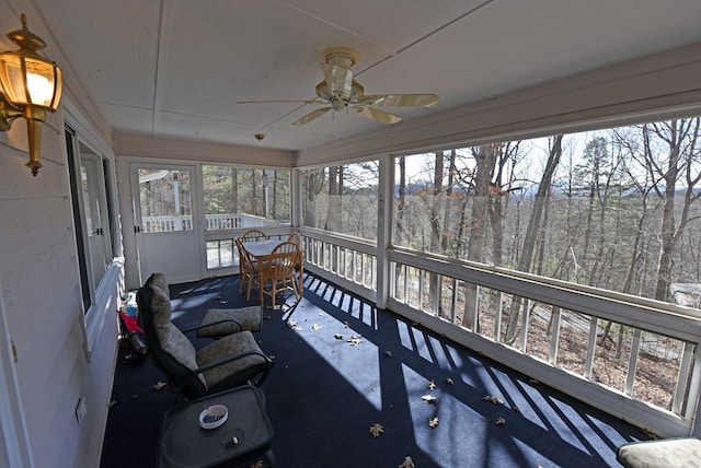 sunroom featuring ceiling fan