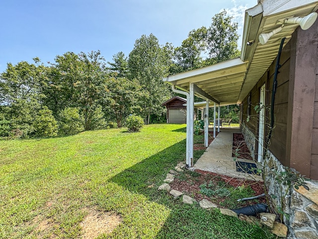 view of yard featuring an outdoor structure