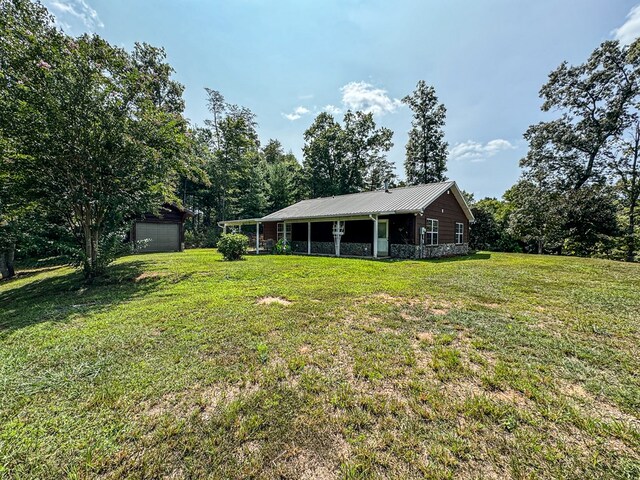 view of yard featuring an outbuilding