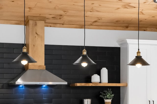 room details featuring tasteful backsplash and pendant lighting