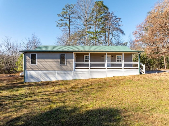 ranch-style home featuring a front lawn and a porch