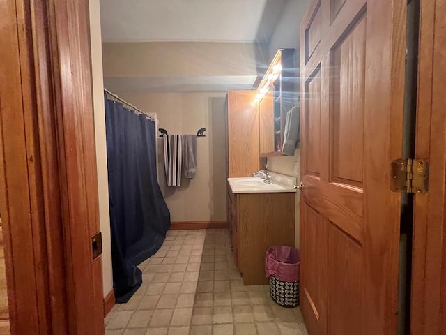 bathroom featuring a shower with shower curtain and vanity