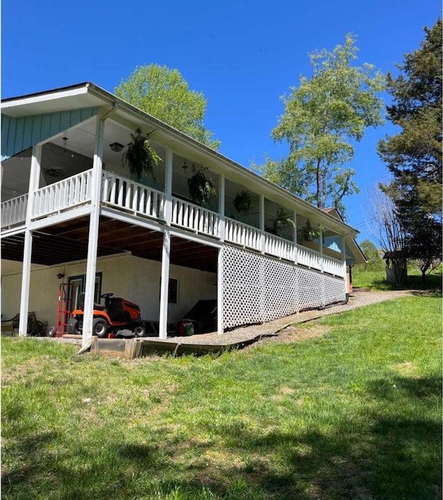 back of house featuring a lawn