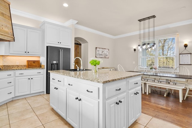 270 Milford Trl, Talking Rock, GA 30175 - kitchen featuring arched walkways, a kitchen island with sink, a sink, and ornamental molding
