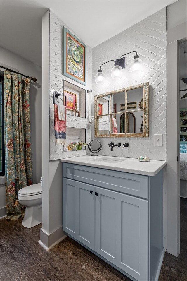 1667 S Old Federal Rd, Chatsworth, GA 30705 - full bath featuring wood finished floors, vanity, toilet, baseboards, and a shower with shower curtain