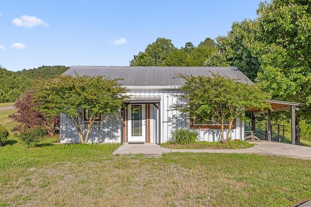 1667 S Old Federal Rd, Chatsworth, GA 30705 - view of front of property featuring a front lawn, metal roof, a carport, and driveway