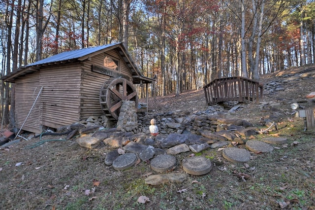 view of yard featuring an outdoor structure