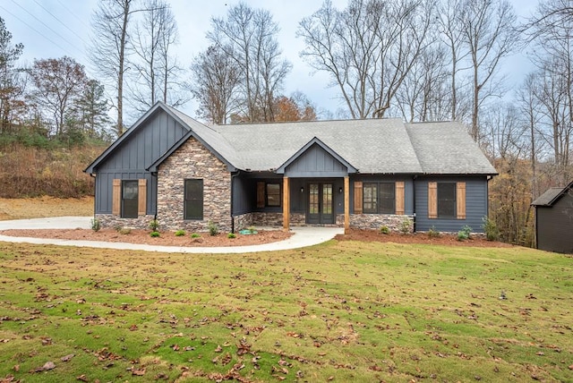 view of front of property with a front yard