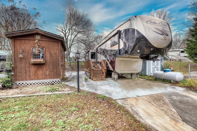 view of yard with a storage shed