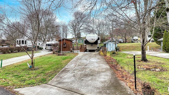 view of yard featuring a shed