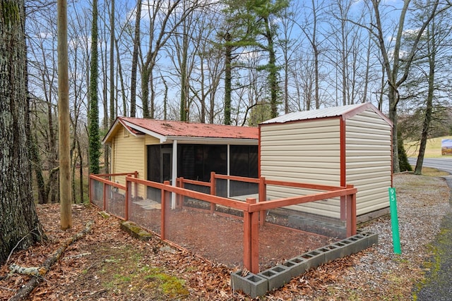 view of outdoor structure featuring an outbuilding