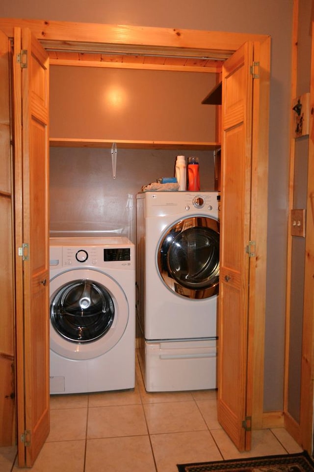 115 Black Oak Ridge Rd, Blue Ridge, GA 30513 - laundry area featuring washer and dryer and light tile patterned flooring