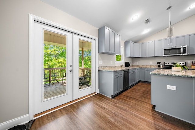 kitchen with visible vents, dark wood finished floors, appliances with stainless steel finishes, a wealth of natural light, and gray cabinetry