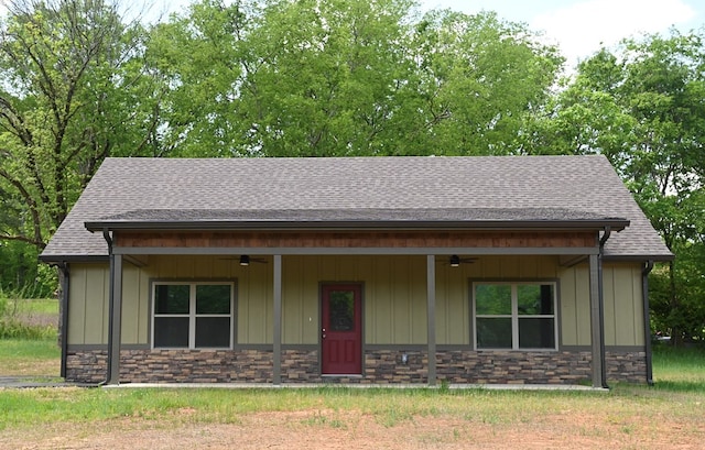 view of front of home featuring ceiling fan