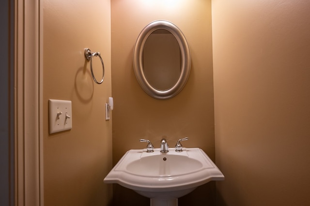 bathroom featuring a sink