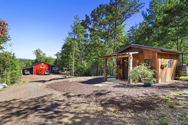 view of yard with an outdoor structure