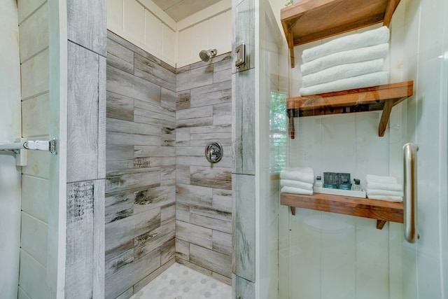 bathroom featuring a tile shower