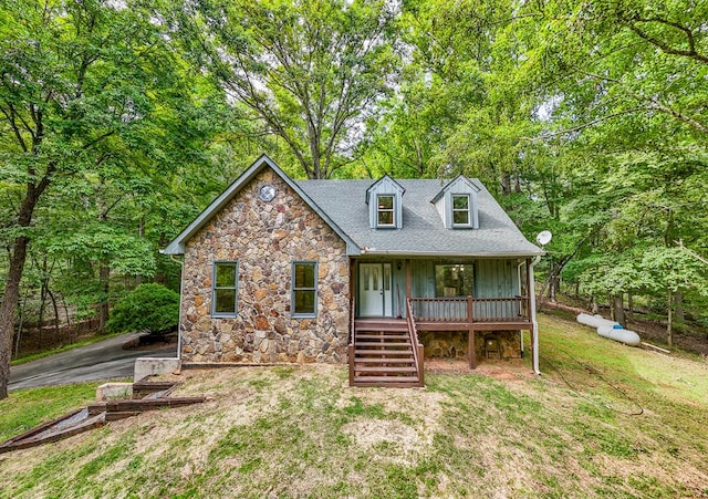 view of front of house featuring a front lawn and covered porch