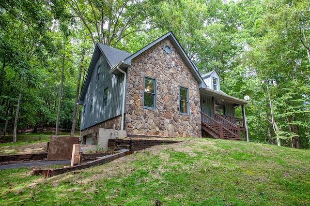 view of side of property featuring a lawn